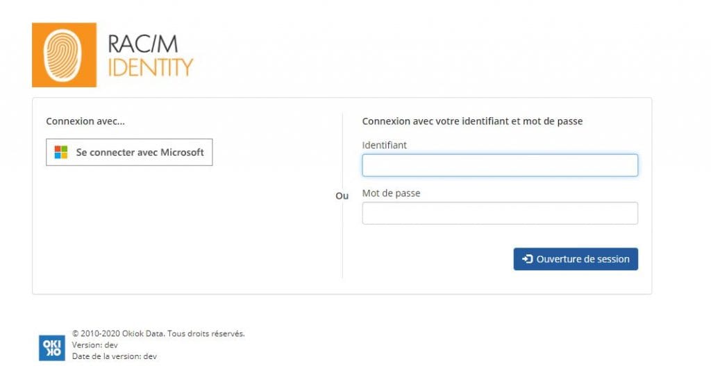 La page de connexion de RAC/M Identity offrant deux chemins côte à côte: un bouton de connexion avec Microsoft à gauche, et les champs habituels d’identifiant et de mot de passe à droite.
