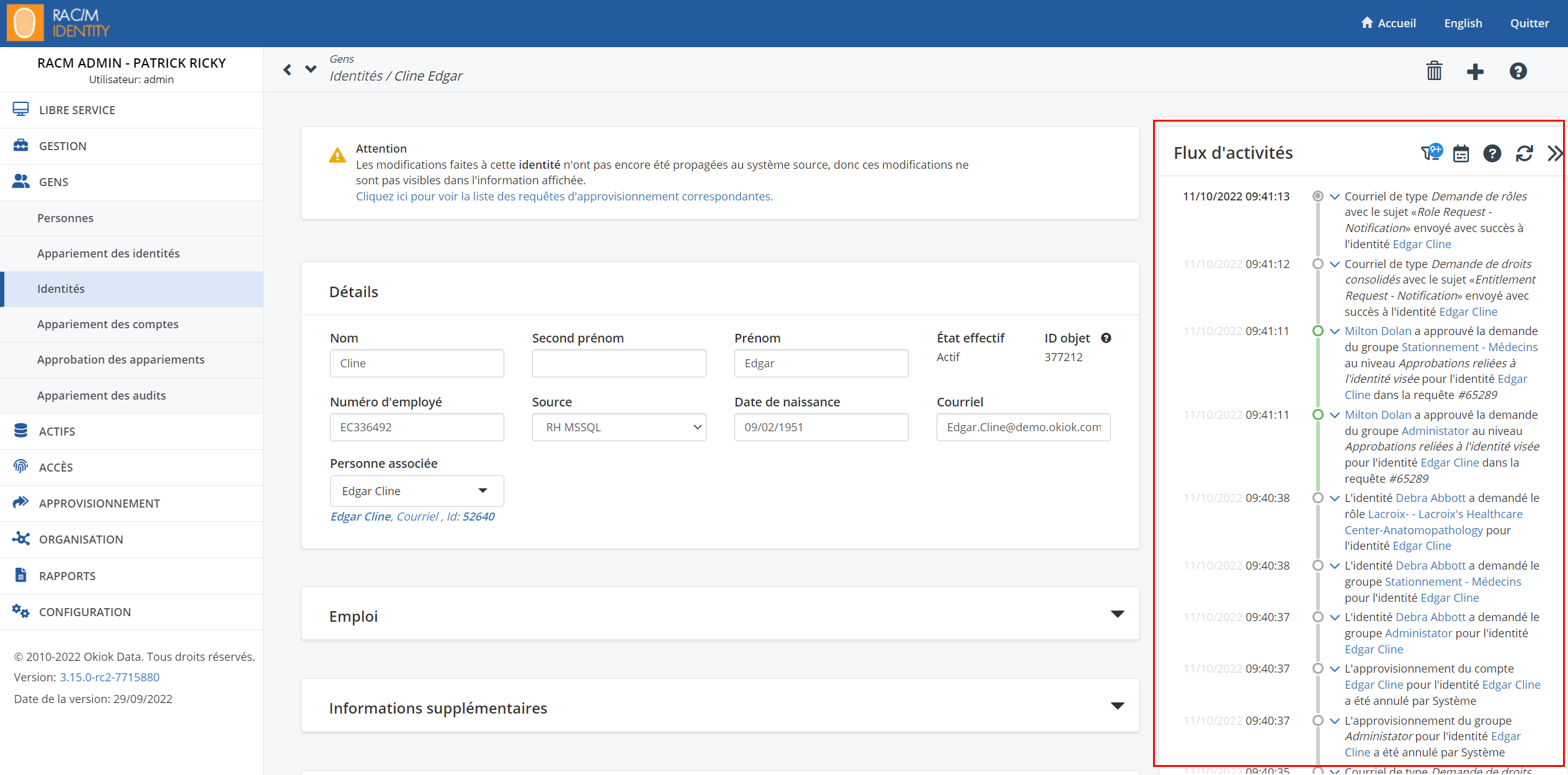 L’écran des détails d’une identité avec le panneau du flux d’activités encadré à côté, listant les entrées d’audit propres à cette identité: courriels de notification envoyés, demandes de groupe approuvées par un approbateur nommé à un niveau donné, demandes faites par une autre identité, et approvisionnements annulés par le système, chacun horodaté.
