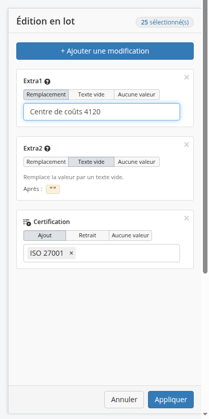 Le panneau latéral Édition en lot sur la liste des identités, indiquant 25 sélectionné(s), un bouton Ajouter une modification et trois modifications empilées: un remplacement de valeur pour Extra1, un texte vide pour Extra2 et un ajout de certification ISO 27001, au-dessus des boutons Annuler et Appliquer.