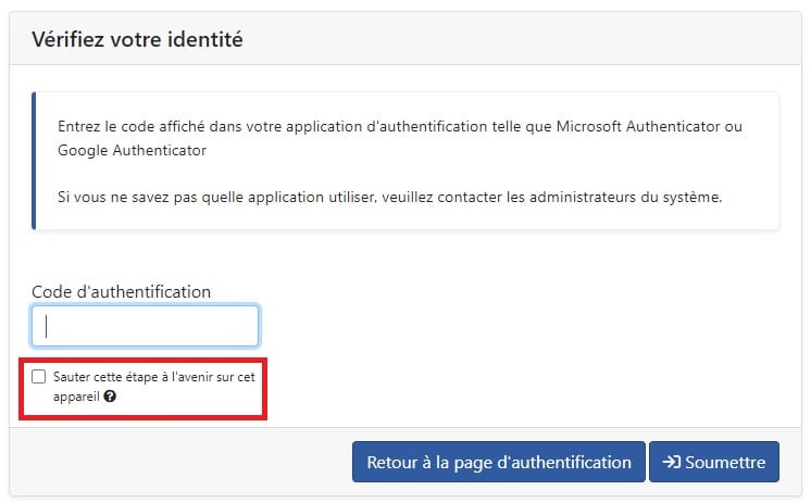 L’étape de vérification de l’identité à la connexion, qui demande le code d’une application d’authentification, avec une case encadrée sous le champ du code permettant de sauter cette étape la prochaine fois sur cet appareil.