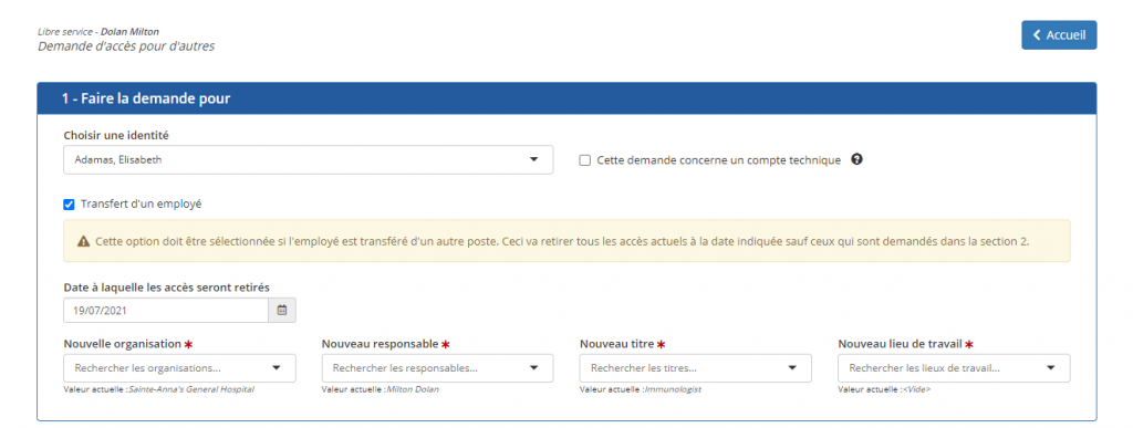 La première étape d’une demande d’accès pour d’autres: on choisit une identité, on coche la case de transfert d’un employé, et un avertissement explique que l’option retirera tous les accès actuels à la date indiquée sauf ceux qui sont redemandés, au-dessus des champs de nouvelle organisation, nouveau responsable, nouveau titre et nouveau lieu de travail, chacun affichant la valeur actuelle dessous.